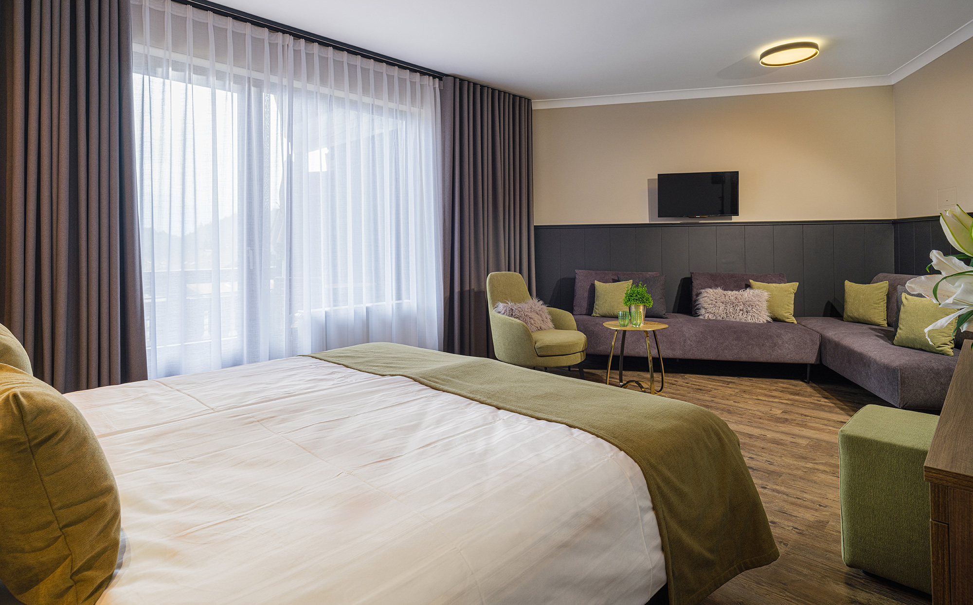 Doppelzimmer Landhaus - Bett & Sitzecke - Hotel Tirolensis