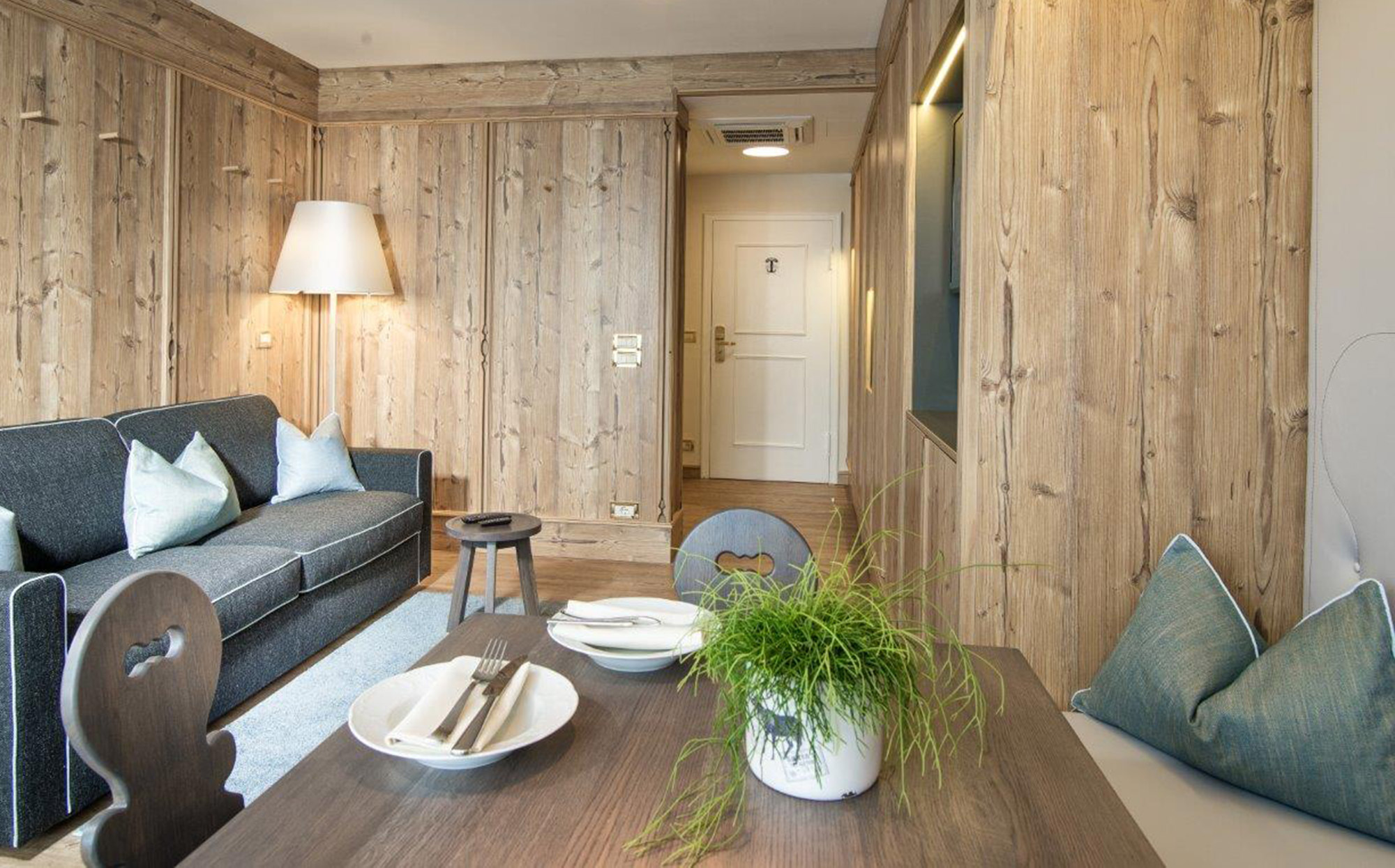 Dolomitensuite - Tisch mit Couch - Hotel Tirolensis
