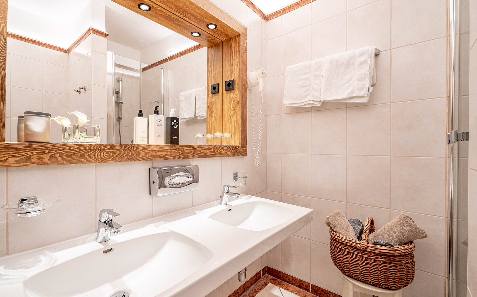 Camera doppia Landhaus - bagno e specchio - Hotel Tirolensis