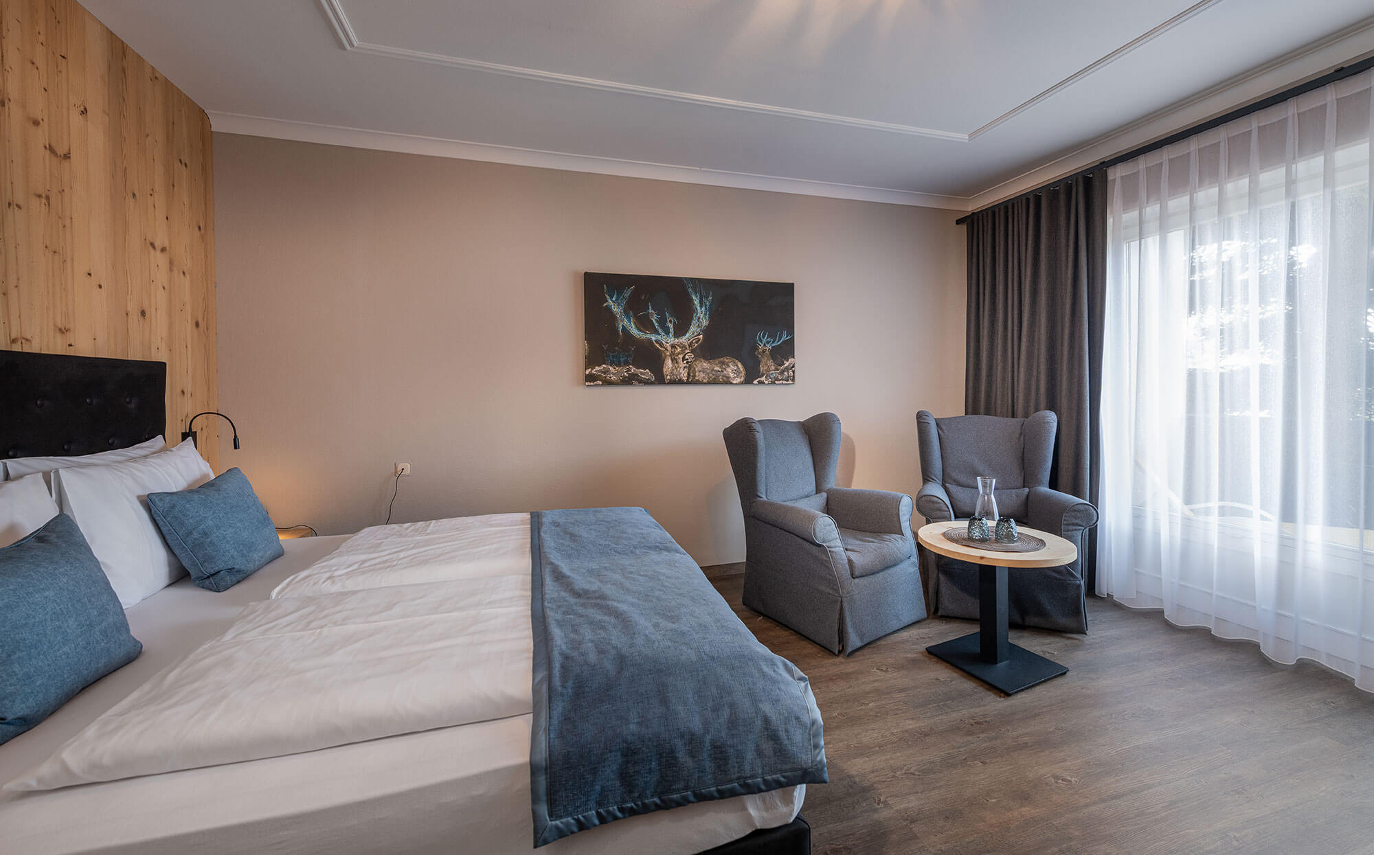 Doppelzimmer Tirolensis - Sitzecke & Bett - Hotel Tirolensis