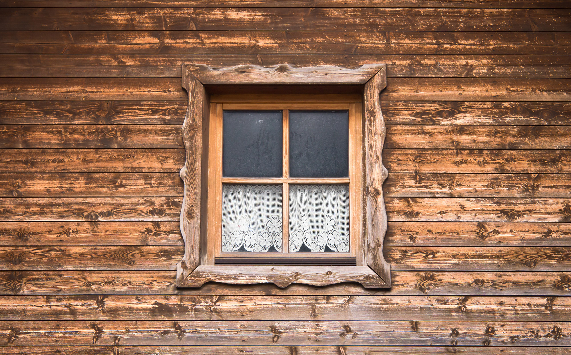 Videgger Assen Hut - window detail - Hotel Tirolensis