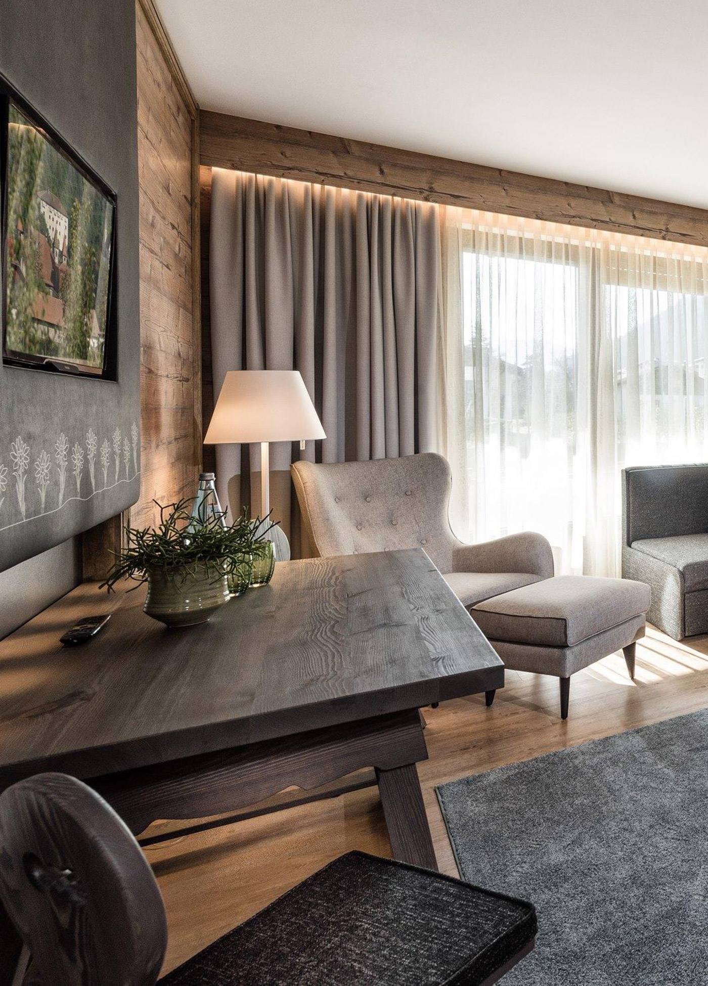 Wohntraum Chalet - Tisch mit Sessel - Hotel Tirolensis