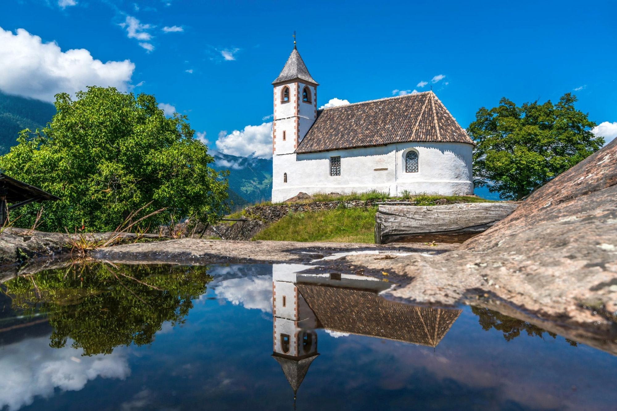St. Hippolyt Kirche im Sommer - Hotel Tirolensis