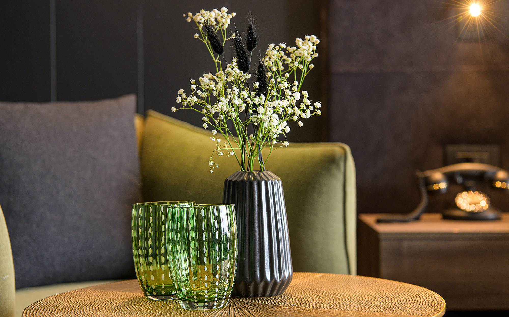 Gläser & Blumen - Detailaufnahme - Hotel Tirolensis