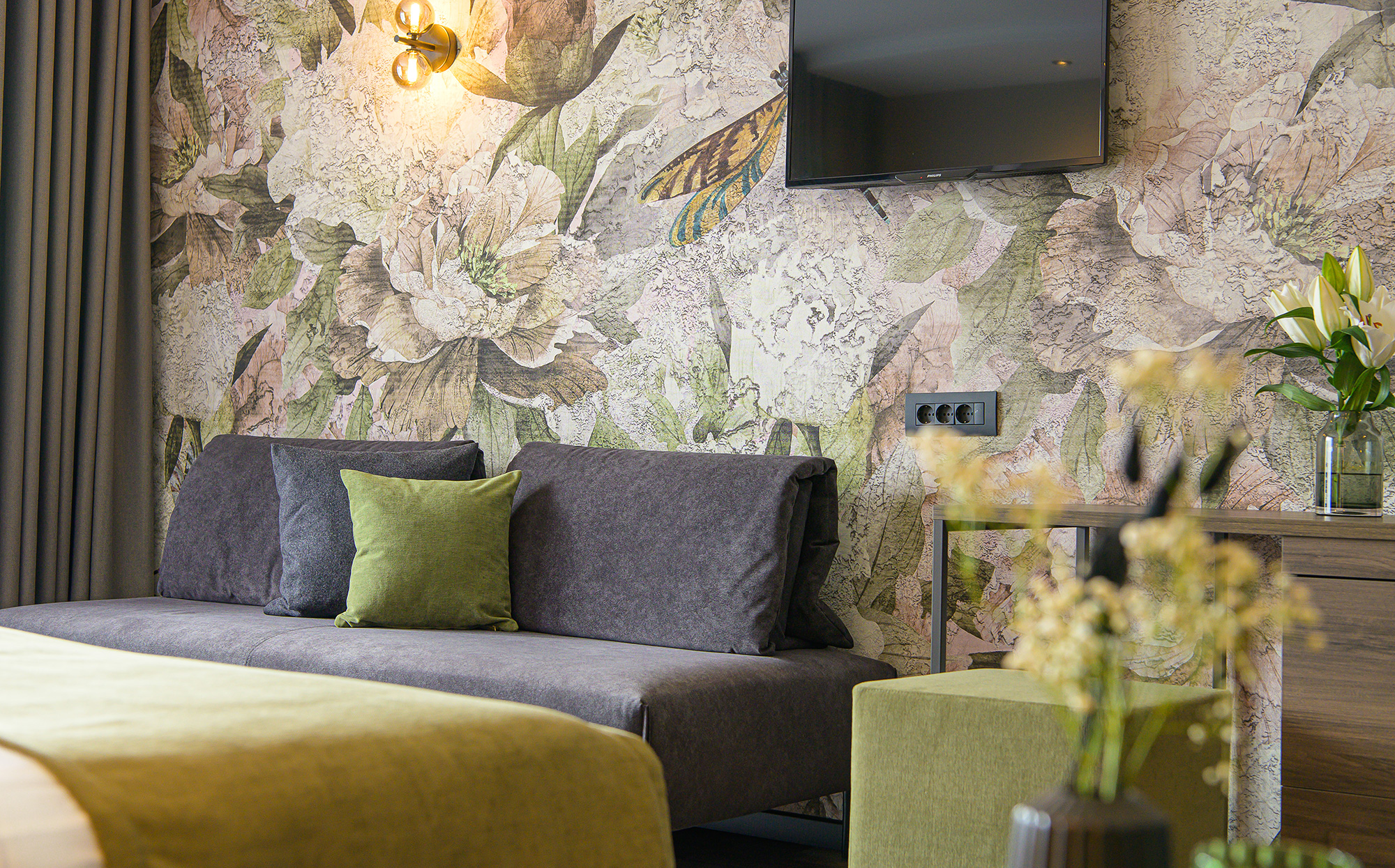 Sofa, Tapete, Couch & TV Detailaufnahme - Hotel Tirolensis